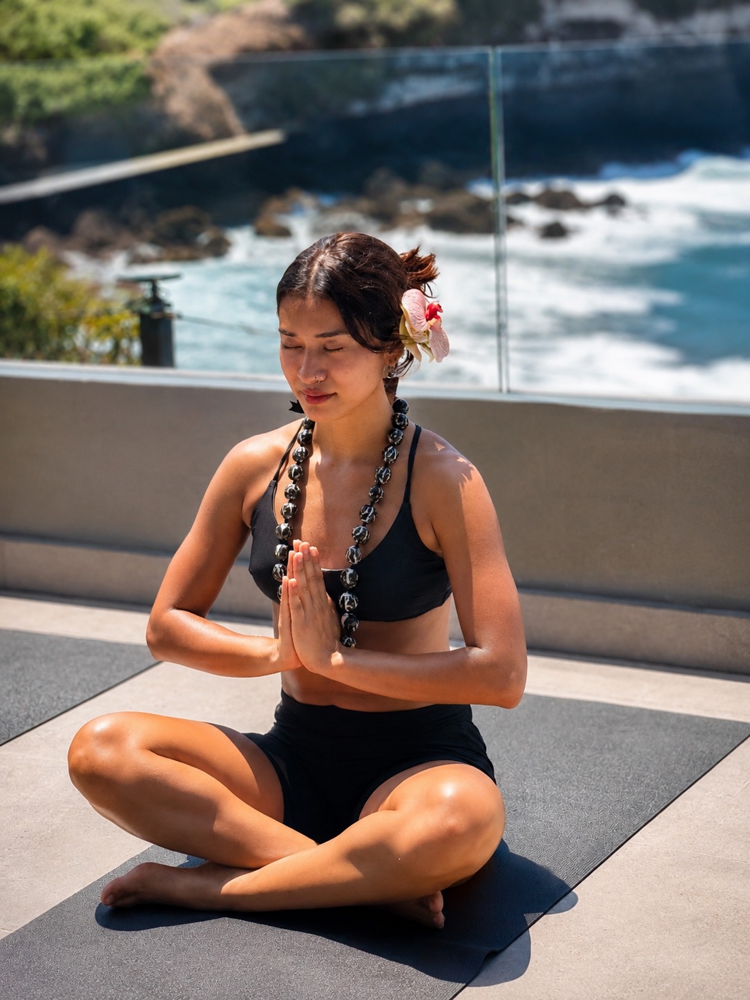 Clase de yoga frente al mar