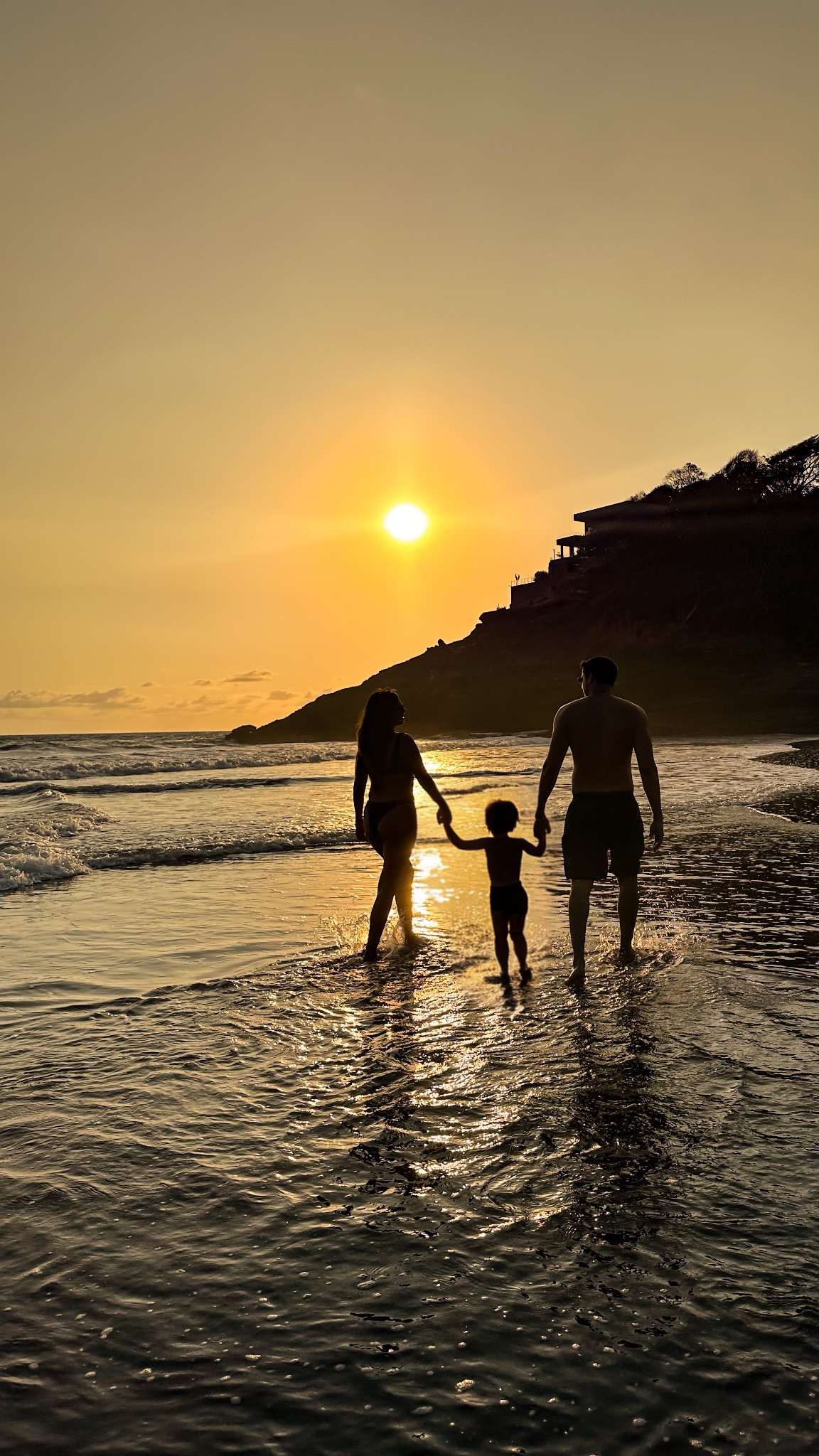 Familia en la playa al atardecer