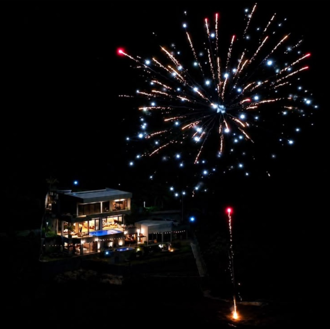 Fuegos artificiales frente al mar