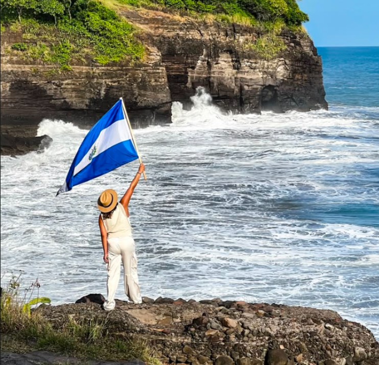 Bandera de El Salvador frente a la costa