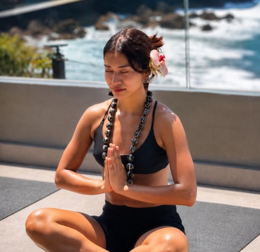 Clase de yoga frente al mar